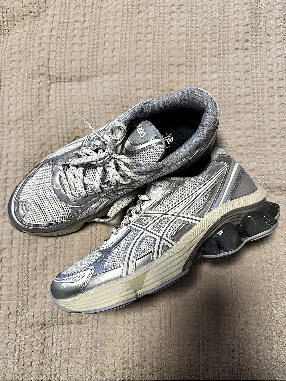 ASICS GEL-KINETIC FLUENT
Athletic Shoes Gray & White
Men’s US 6